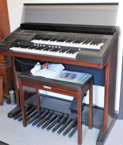 A Yamaha Electone EL-40 keyboard, 102cm high, with stool, manual and wire.