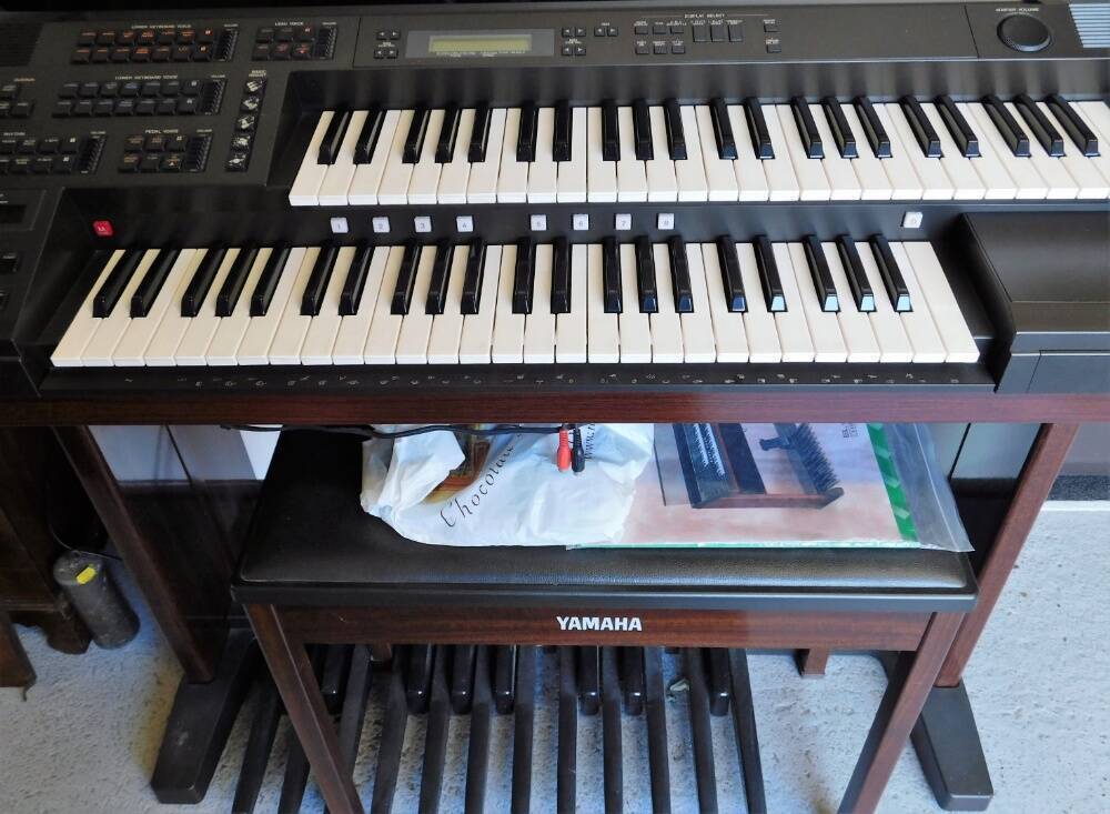 A Yamaha Electone EL-40 keyboard, 102cm high, with stool, manual