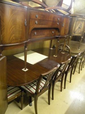 A mahogany extending dining table of Regency style