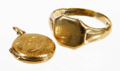 A 9ct gold signet ring, with plain head, a small 9ct gold photographic pendant, 5.2g all in. (2)