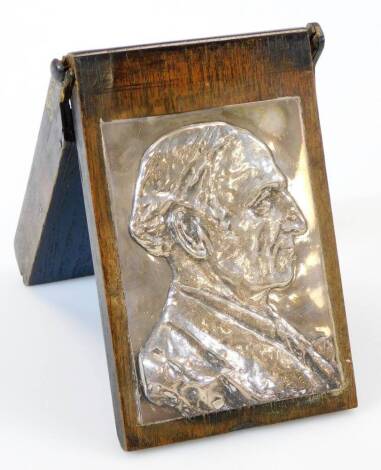 India interest. A white metal plaque of Lord Hailey Governor of The Punjab, facing dexter of raised form on an oak back with front case, 17cm x 11cm.