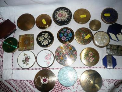 A good collection of vintage decorative compacts "Stratton/Zenette" decorated with flowers