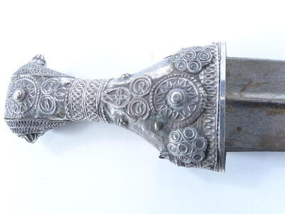 A vintage white metal Middle Eastern jambaya dagger, white metal mounted with sheath, 25cm long. - 2