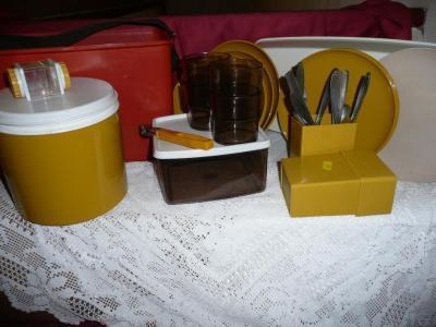 A vintage "Style" picnic set with mustard cutlery