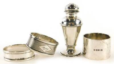 A collection of small silver, to include a pepper pot of tapering form, and three napkin rings, to include two oval examples, 3¾oz.