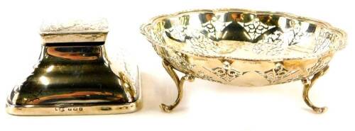 A pierced silver dish, Birmingham 1913 and a square section silver inkwell, with loaded base, weighable silver 1½oz.