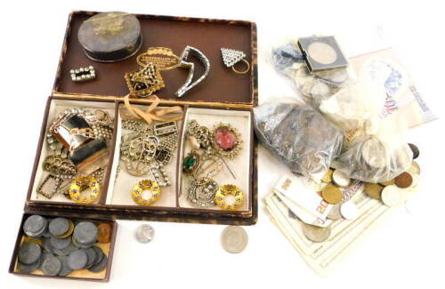 Various vintage and other costume jewellery, comprising paste stone set belt buckles, brooches, ladies wristwatches, earring backs, a silver plated trinket box and various coinage. (1 tray)