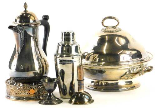 Various silver plated ware, chrome plated ware, etc., Art Deco style cocktail shaker, 18cm high, lidded muffin dish, Queen Anne style coffee pot, etc. (a quantity)