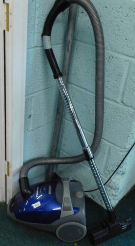 A Panasonic MC-CG475 vacuum cleaner.