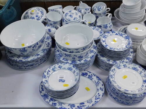 A Vista Elgre part dinner and tea service, to include tea cups and saucers, teapot, dinner plates, side plates, lidded tureen, etc. (a quantity).