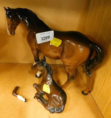 A Beswick horse, brown colourway, head right, standing, 17cm high and a recumbent foal, 915, marks beneath. (AF) (2)