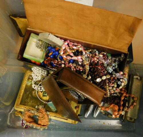 Costume jewellery, to include beaded necklaces, gents wristwatch, costume rings, bangle, etc. (1 box)