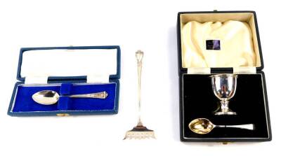 A George VI silver child's egg cup and spoon, boxed, London 1950., a commemorative teaspoon, cased, Birmingham 1971., and a silver toasting fork, probably American, 3.08oz.