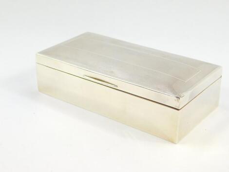 A George VI silver twin division cigarette box, with engine turned decoration, Birmingham 1946, 18cm wide, 8.5cm deep., 15.20oz.