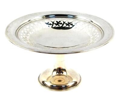 A George VI silver pedestal comport, with pierced leaf decoration, Birmingham 1946, 27cm diameter, 18.45oz.