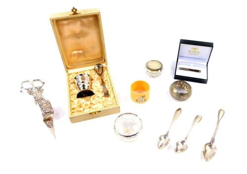 Three Continental silver coffee spoons, 0.94oz., pair of plated scissor action candle snuffers, an Indian white metal napkin ring embossed with elephants, further napkin ring, two glass salts with silver rims, silver tie clip, boxed, and an Oka Art Deco c