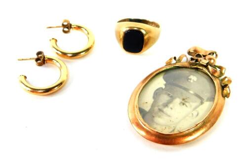 A pair of 9ct gold hoop earrings, 9ct and black onyx signet ring, size M, and an Edwardian 9ct gold oval photo locket, containing two photographic portraits, 11.5g all in.