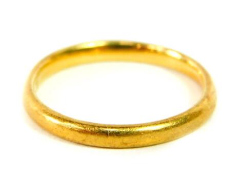 A 22ct gold wedding band, size O/P, 2.8g.