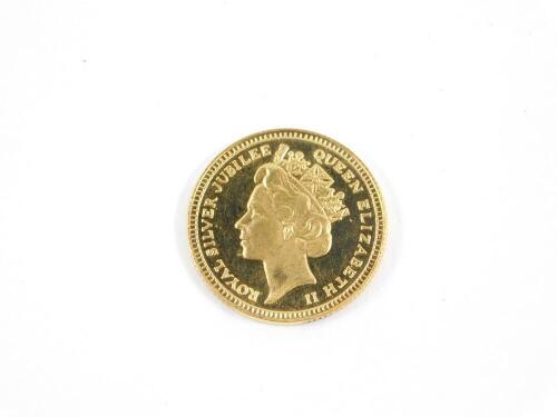 A 9ct gold Silver Jubilee token 1977, obverse portrait of HM The Queen, reverse the Royal Coat of Arms, 5.0g.