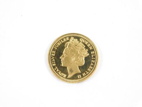 A 9ct gold Silver Jubilee token 1977, obverse portrait of HM The Queen, reverse the Royal Coat of Arms, 5.0g.