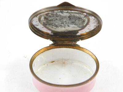 A Bilston enamel late 18thC patch box, pink ground, the hinged lid decorated with 'A Trifle From Lincoln'., illustrating Lincoln Cathedral, 5cm wide. - 3