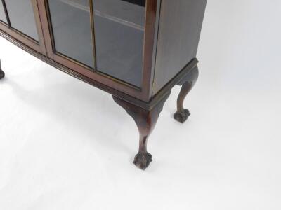 An early 20thC mahogany bow front display cabinet, with gadrooned top, astragal glazed doors, standing on cabriole legs with ball and claw feet, 92cm wide. - 3