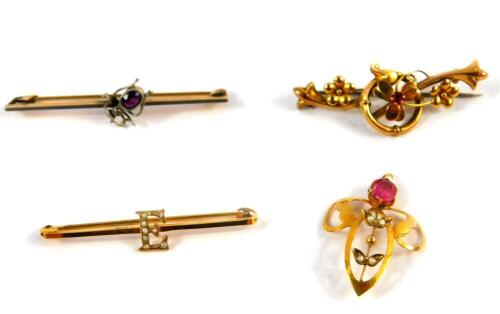 A 9ct Art Nouveau tourmaline and seed pearl pendant, 9ct gold bar brooch set with a garnet, 9ct gold initial E bar brooch set with seed pearls, 3.9g, and a paste set spider bar brooch. (4)