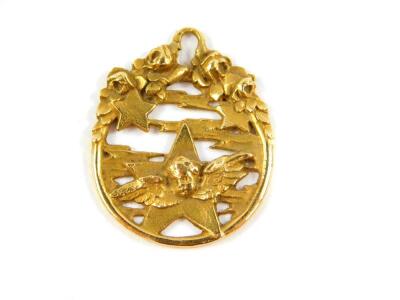 A pendant cast with a cherub's head stars in the sky and flowers, yellow metal, 4.3g.