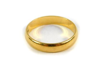 An 18ct gold wedding band, size L, 2.6g.