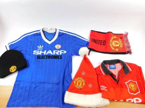 Manchester United. Supporters scarves, football shirts, hats, etc. (a quantity)