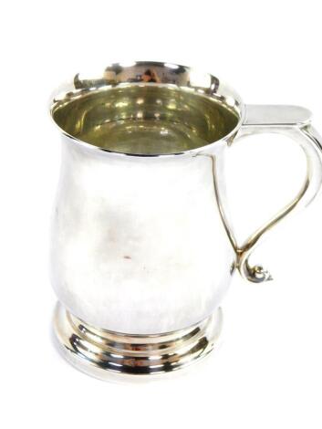 A silver tankard, of baluster form, London 1972, 11.59oz.