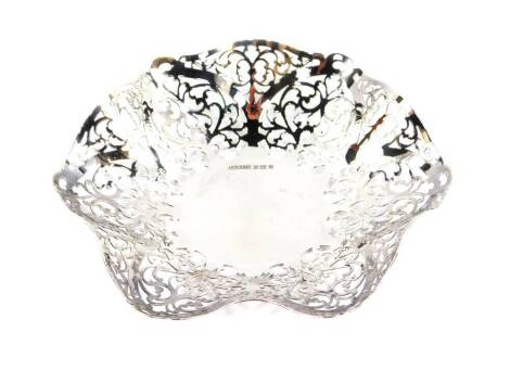 A silver sweetmeat dish, with pierced foliate scroll decoration, Birmingham 1960, 5.33oz.