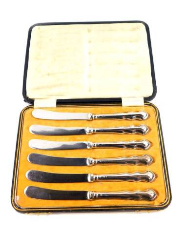 A set of six George V silver handled cake knives, cased, Sheffield 1920, 4.86oz.