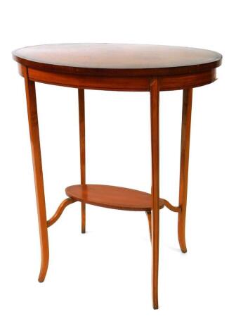 An Edwardian quarter veneered mahogany and satin wood occasional table, with rosewood banding to the oval top, 60cm x 40cm.