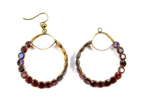 A pair of Georgian style garnet set hoop earrings, in yellow metal, 9.6g.