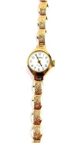 A Romer lady's 9ct gold cased wristwatch, circular dial bearing Arabic numerals, seventeen jeweled movement, on a 9ct gold bracelet strap, 11.2g.