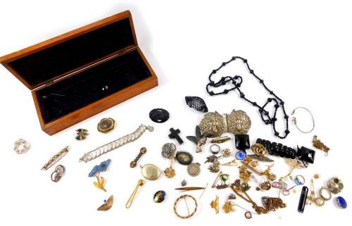 Silver and costume jewellery, including an Indian white metal belt buckle, micro mosaic brooches, jet jewellery, Italian Sights of Rome charm bracelet, Art Nouveau silver and enamel pendant and brooch, etc. (a quantity)