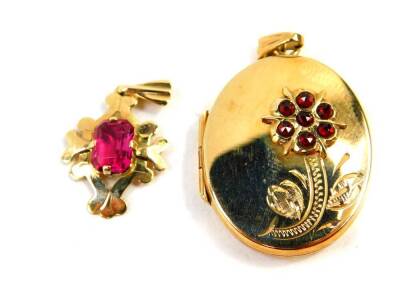 A 9ct gold and garnet set oval photo locket, the front floral decorated, together with a 9ct gold and tourmaline set pendant, 10.0g.