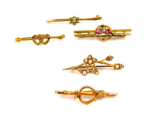 A Victorian 9ct gold amethyst and seed pearl set bar brooch, three seed set bar brooches, two floral, one with entwined hearts, and a 9ct gold bar brooch, 10.0g. (5)