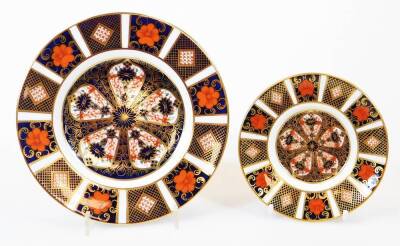 Various Royal Crown Derby Imari plates, saucers, etc., comprising two 22cm diameter plates, a side plate and a 11cm diameter saucer marked 1128. (4) - 4