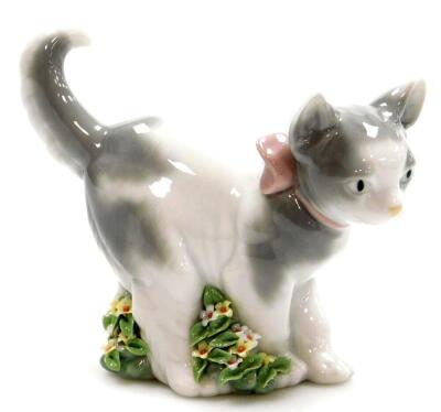 A Lladro figure of a kitten, no. 6568, printed and impressed marks beneath, 9cm high.