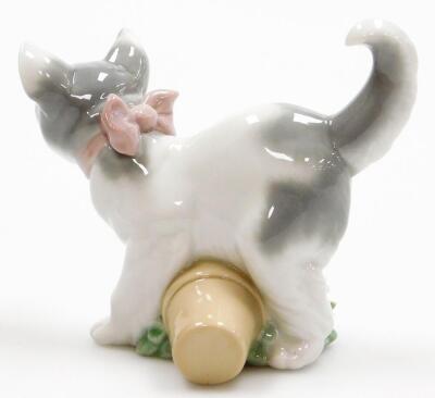 A Lladro figure of a kitten, no. 6568, printed and impressed marks beneath, 9cm high. - 2