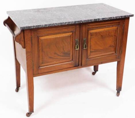 An early Edwardian wash stand, of rectangular form with a marble top raised above a double cupboard on square tapering legs, terminating in castors, with side towel rail, 78cm high. 94cm wide, 49cm deep.