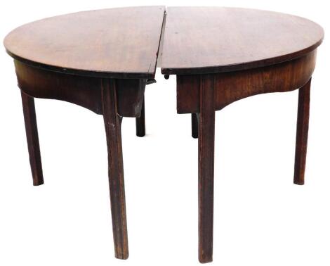 An early 19thC mahogany circular dining table, in two sections, on chamfered legs, 75cm high, 121cm wide, 122cm deep.