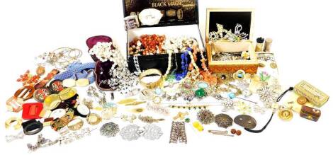 Various costume jewellery and effects, brooches, beads, a ribbon style brooch with a plain pin back 4cm high, jewellery box, amber coloured beads, various other costume jewellery and effects, brooches, etc. (a quantity)