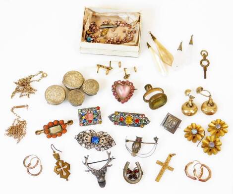 Various jewellery and effects, a fixed seal fob 3cm high, multicoloured brooch, a Victorian brooch set with lock of hair, heart shaped costume brooch, cross, slender link necklace, club and other earrings, etc. (a quantity)