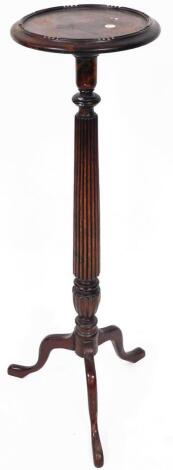 A late 19th/early 20thC mahogany plant stand, the circular moulded top raised on a reeded stem, terminating in triple cabriole legs, 105cm high, the top 28cm diameter.