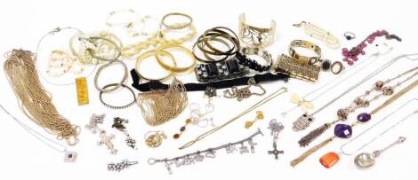 Various jewellery, to include a partially pierced bangle, amethyst finish costume jewellery, various other bangles, faux pearls, other necklaces, bracelets, rings, bangles, etc. (a quantity)