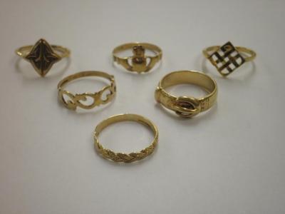 Six 9 carat gold rings