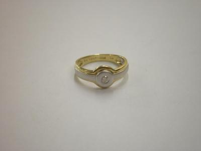 A bi-colour and diamond set 9ct gold ring